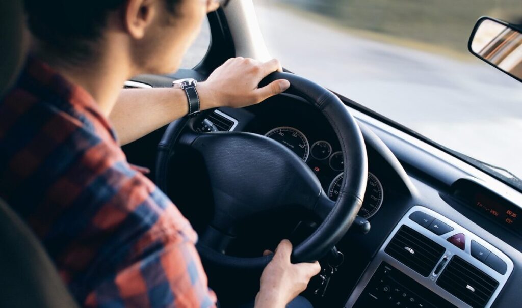 Sciatique et Conduite : Comment Protéger son Dos en Voiture ?