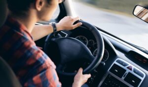 Sciatique et Conduite : Comment Protéger son Dos en Voiture ?
